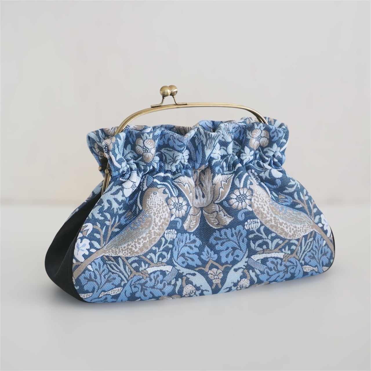 □ジャガード生地の2wayがま口バッグ・いちご泥棒□ musique (wm-stf