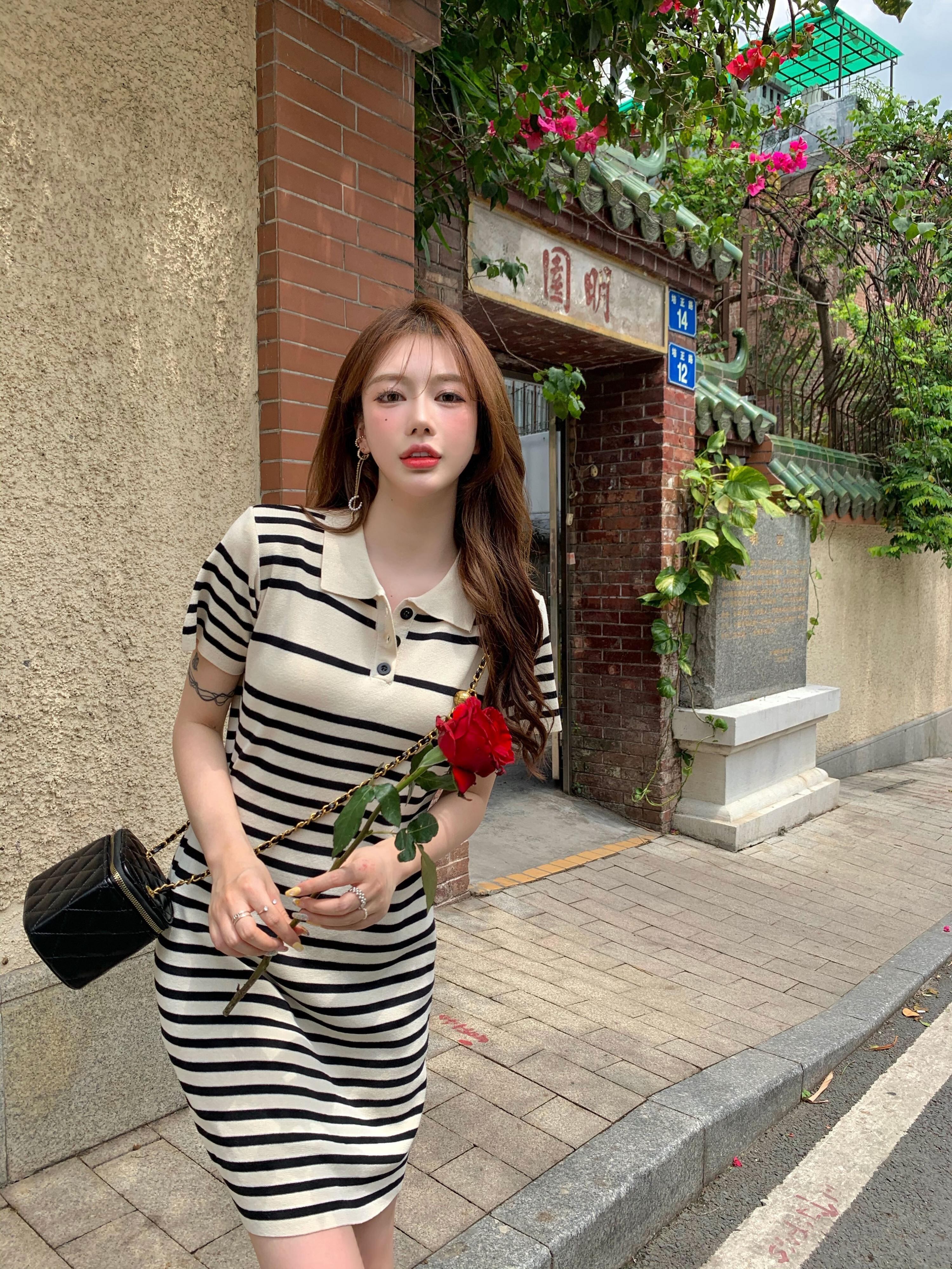 スタンダードカラーストライプニットドレス サマーショートスカート スリムウェスト レトロ 夏物 シルク ブラックストロベリース87581809264