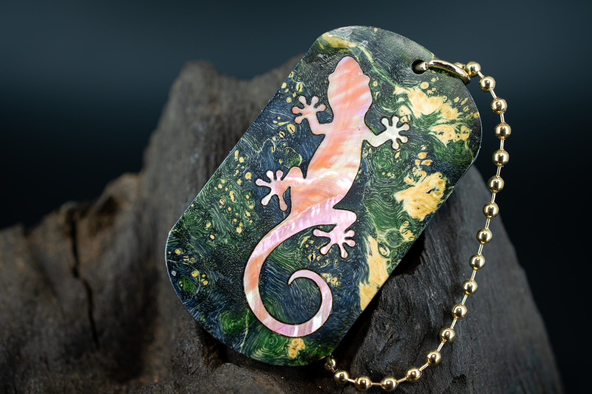 【カナダの象徴】ハードメープル 瘤杢 スタビライズウッド ドッグタグ 象嵌 木登りトカゲ