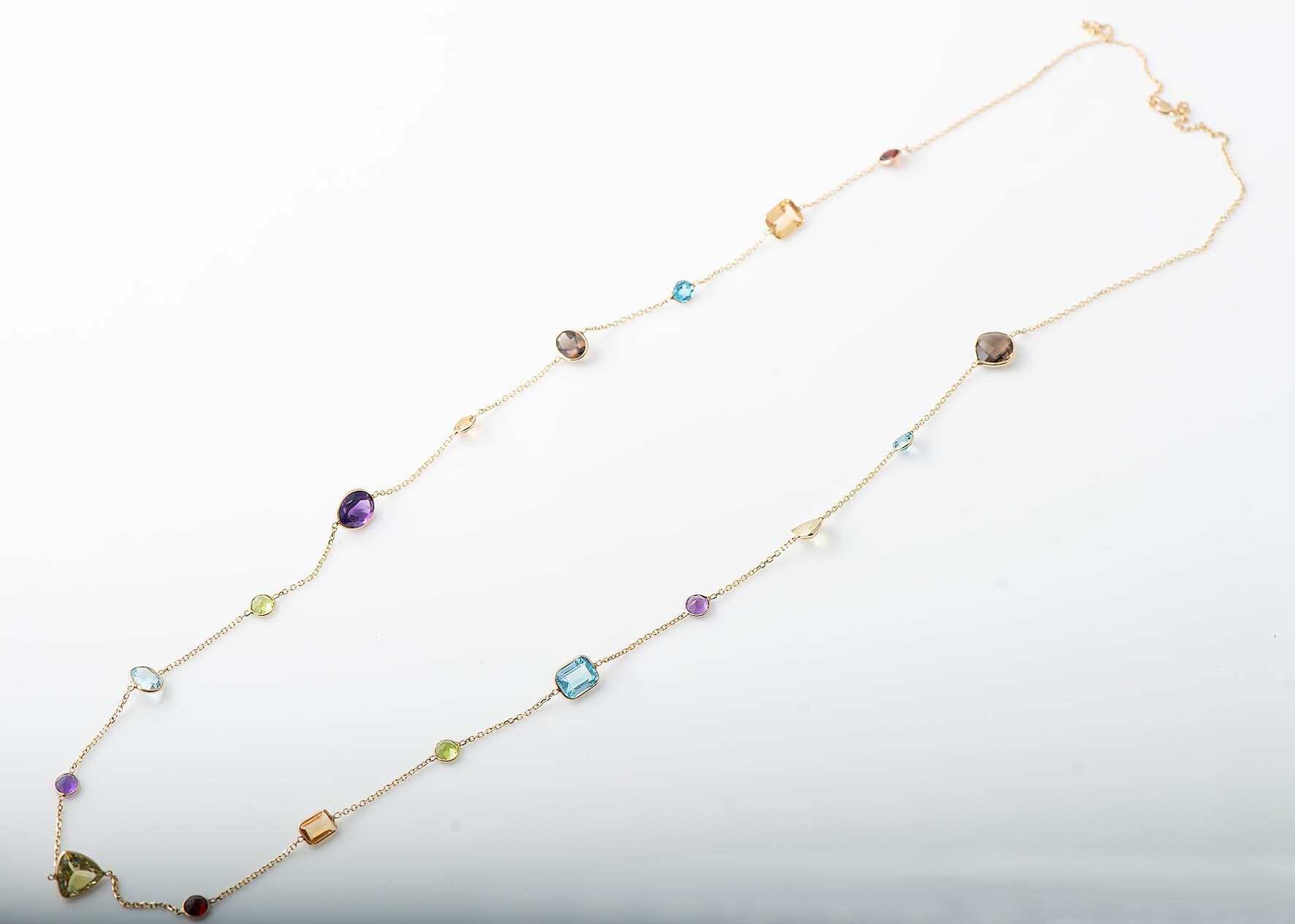 053 マルチカラーのロングネックレス