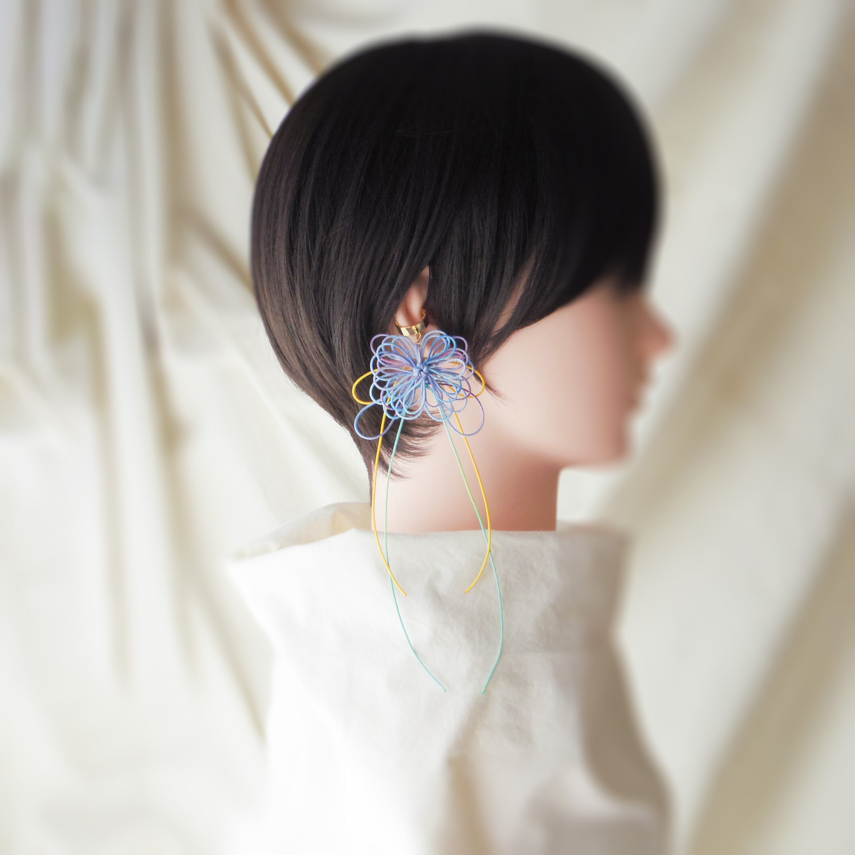 飾り結びかたっぽイヤーカフ「ハナメグル・露」 | 手染め紐による大輪の花。浴衣・着物・洋装にも。