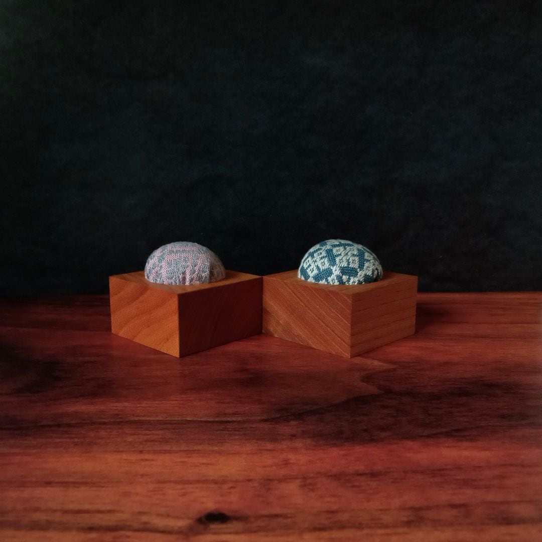 こぎん刺しの針山 sachikogin × 銘木工房ゆら木 | こいし屋 -手しごと