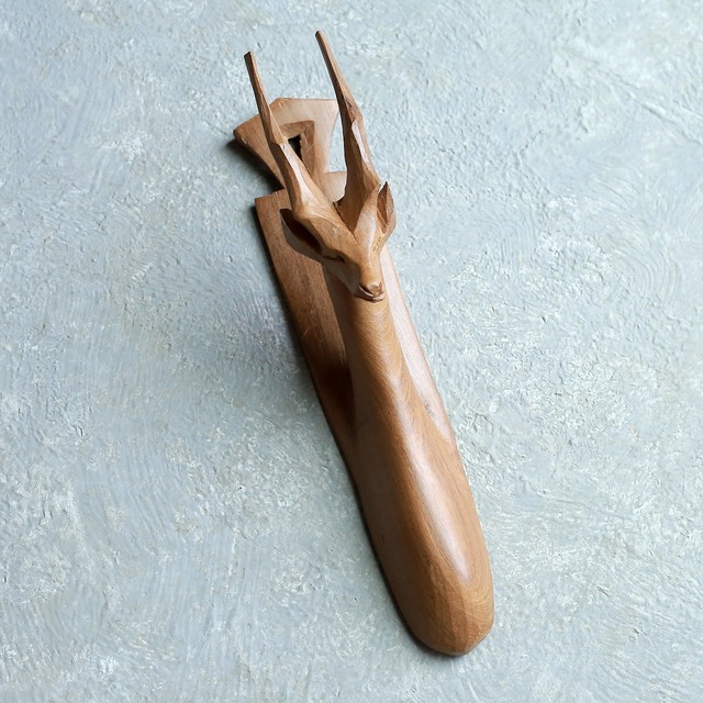 凛々しい表情が美しい、トムソンガゼルの壁飾り｜木彫り トムソンガゼル 壁飾り ヴィンテージ