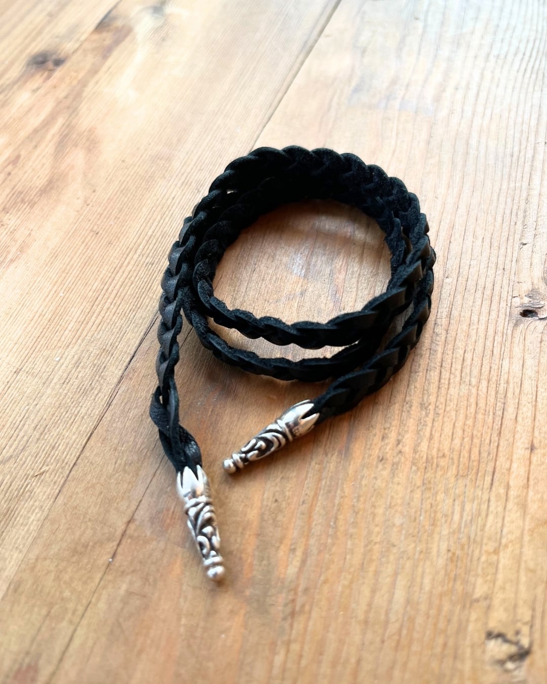 三つ編み革紐ブレスレット