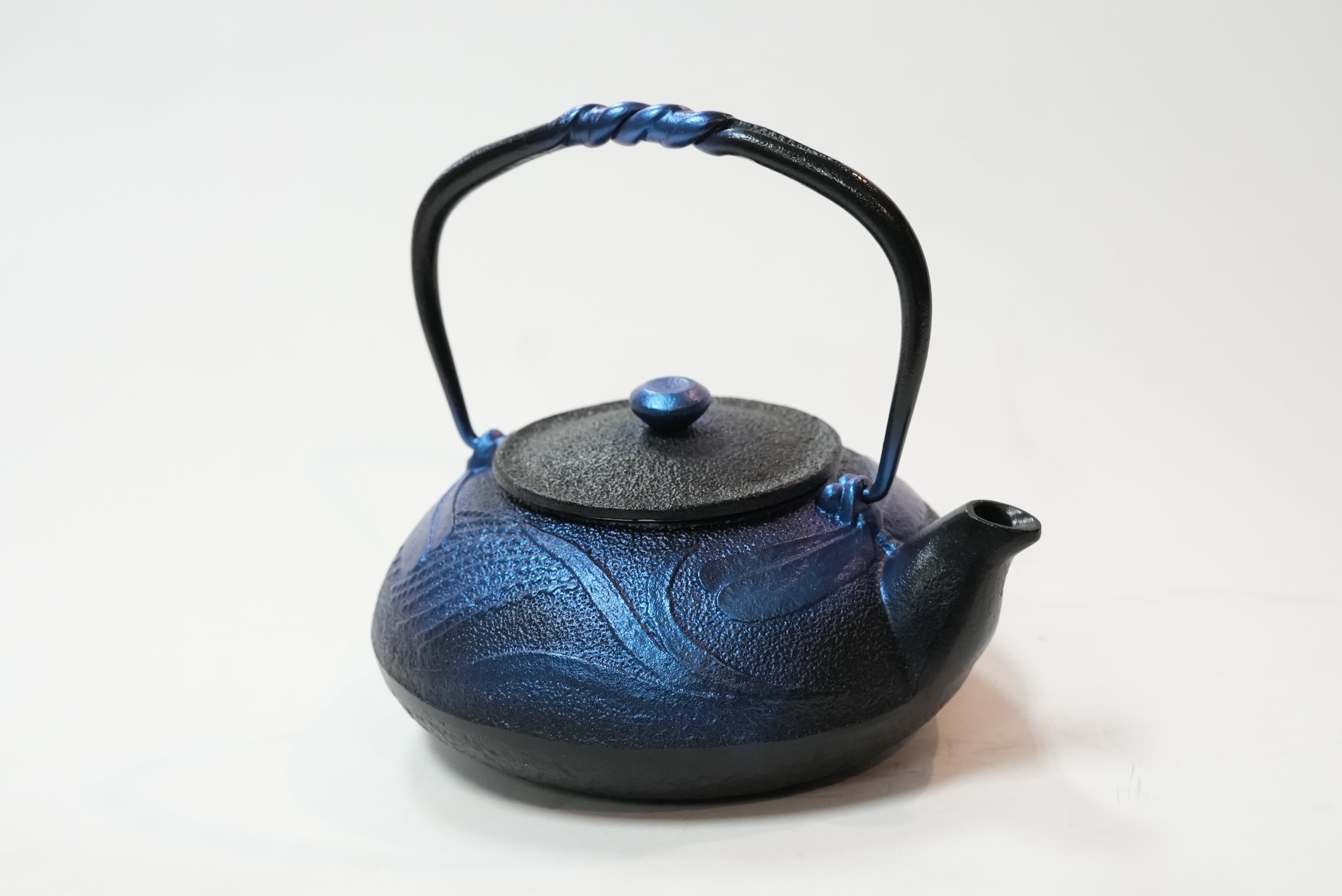(受注生産品)南部鉄器 鉄瓶 蜻蛉 瑠璃色 0.5L | 1848年創業 南部鉄器工房及富 NAMBUTEKKI OITOMI SHOP powered by BASE