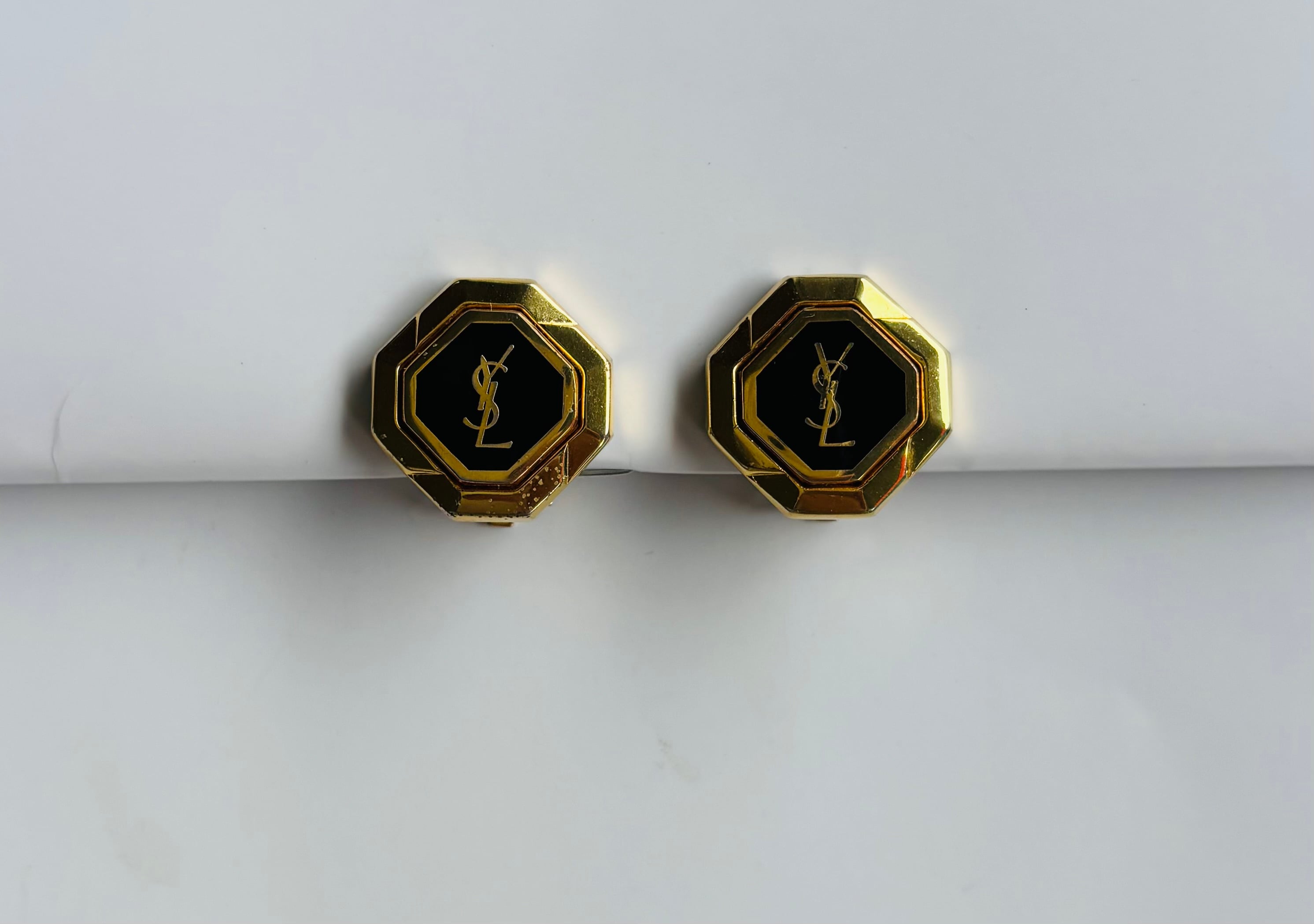 Yves Saint Laurent カサンドラロゴ イヤリング ブラック×ゴールドカラー