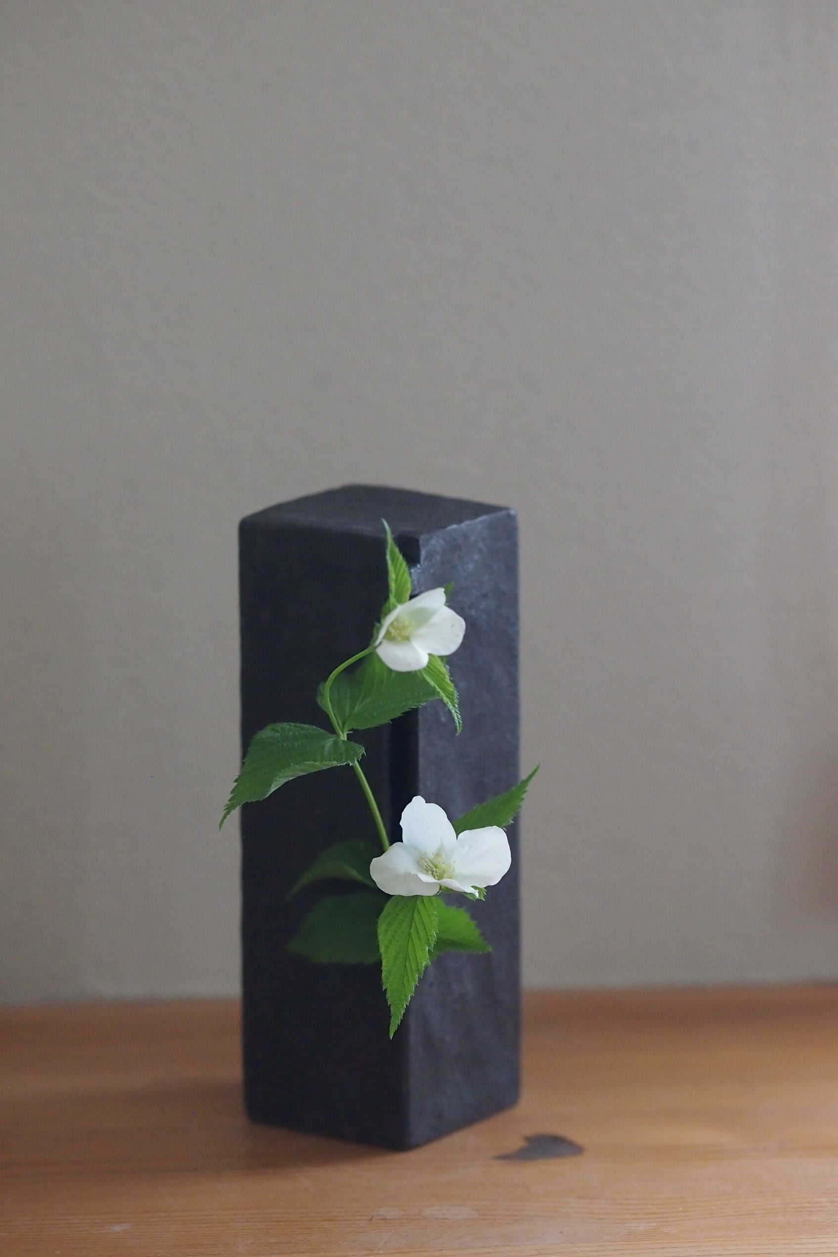 竹内紘三 3. コロ花入れ | 陶屋なづな