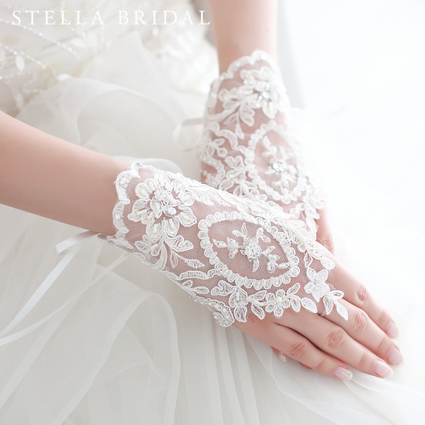 受注生産品】SWAROVSKI ビジュー＆ビーディング ショート ウエディンググローブ STELLA BRIDAL オシャレ花嫁さま御用達 ウェディングアクセサリーショップ ＜ステラブライダル＞