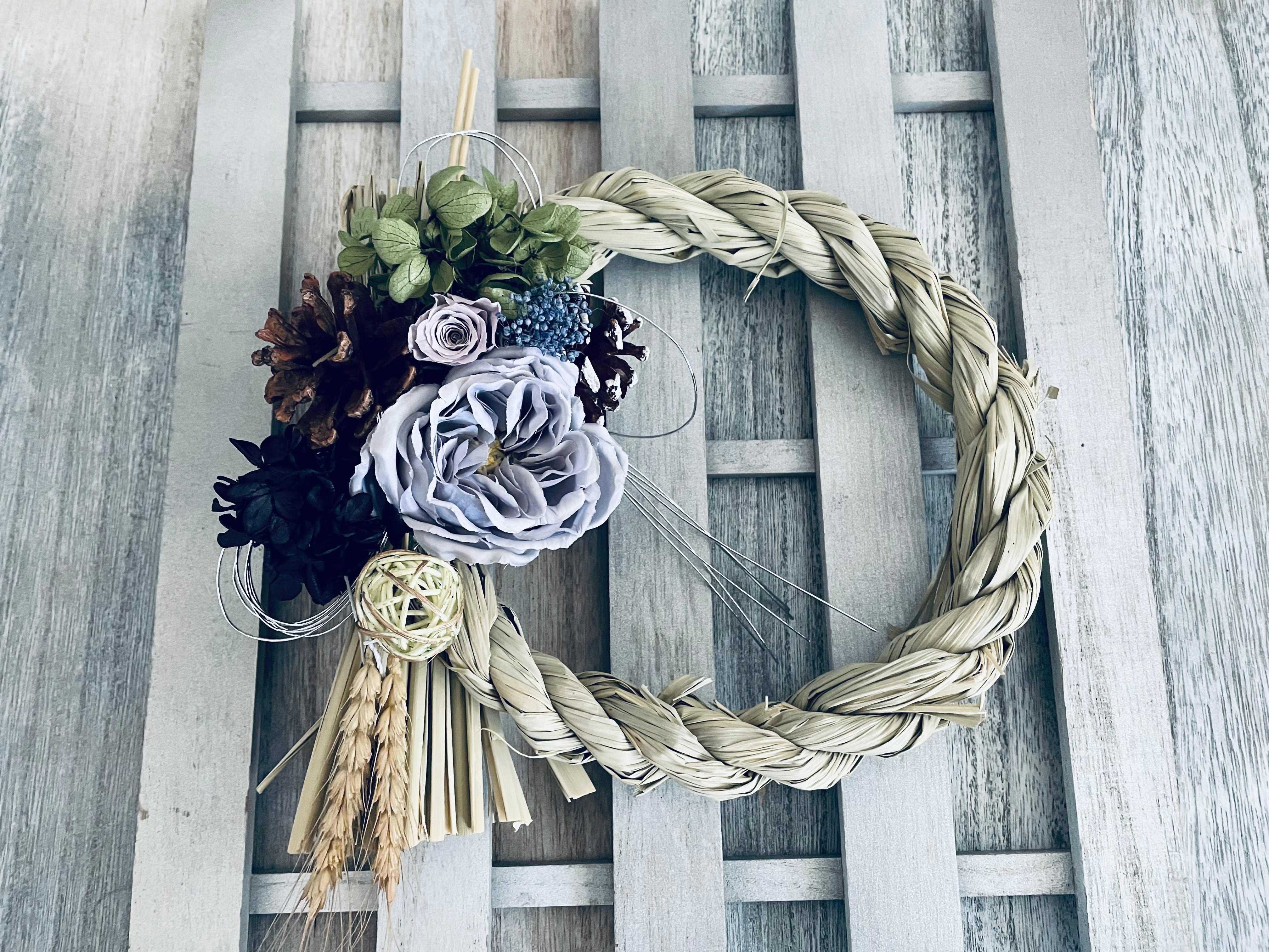 しめ縄リースブルーダリアとシックな小薔薇