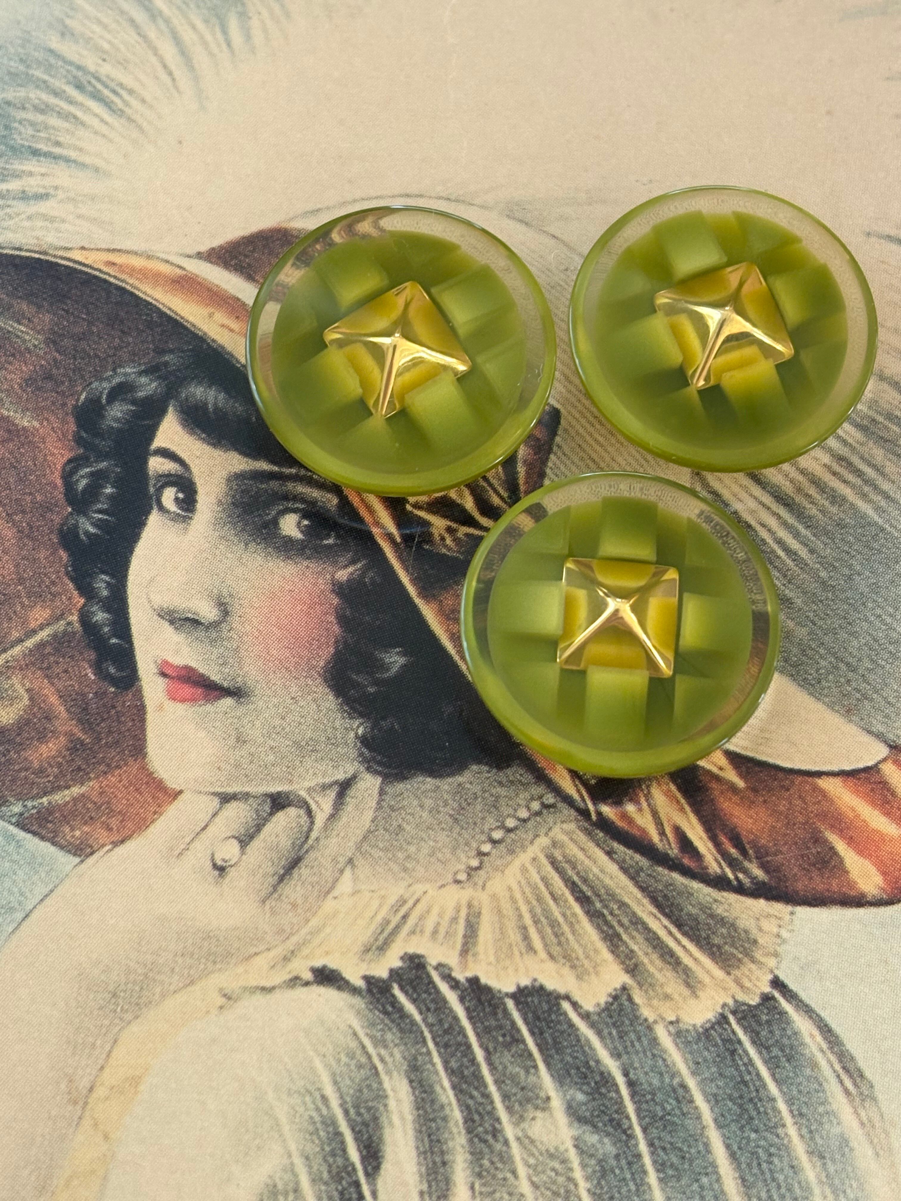 Japanese Vintage ボタン イエローグリーン×ゴールド 20mm. 樹脂ボタン 昭和レトロ アクセサリーパーツ 装飾材 カルトナージュ