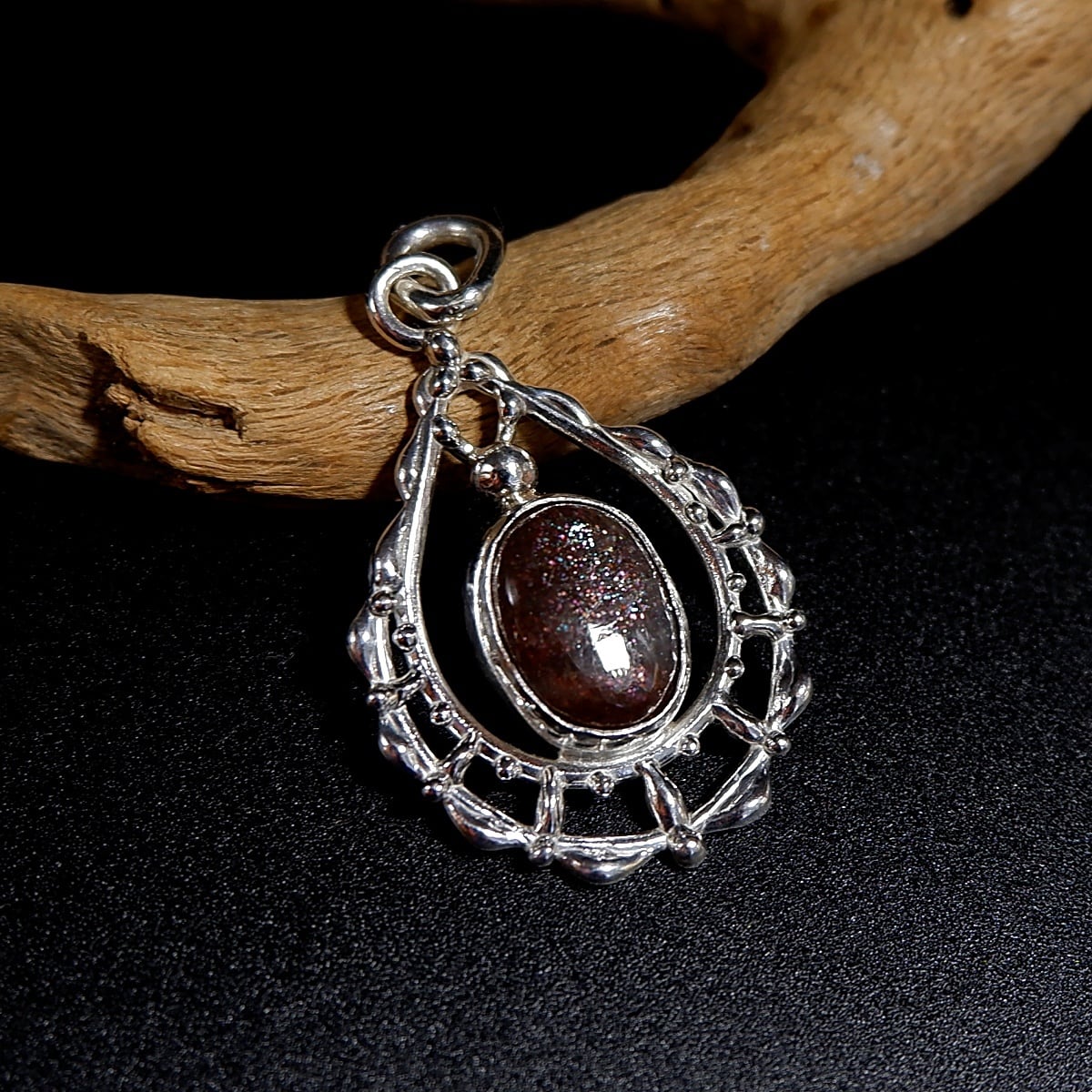 タンザニア産パープルヘイズサンストーンのドロップレースペンダント