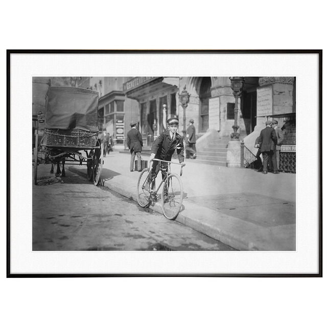 人物写真 1908年 アメリカニューヨークの電報を届けるために走っている少年インテリアモノクロアートポスター額装 ヴィンテージ写真 AS2434
