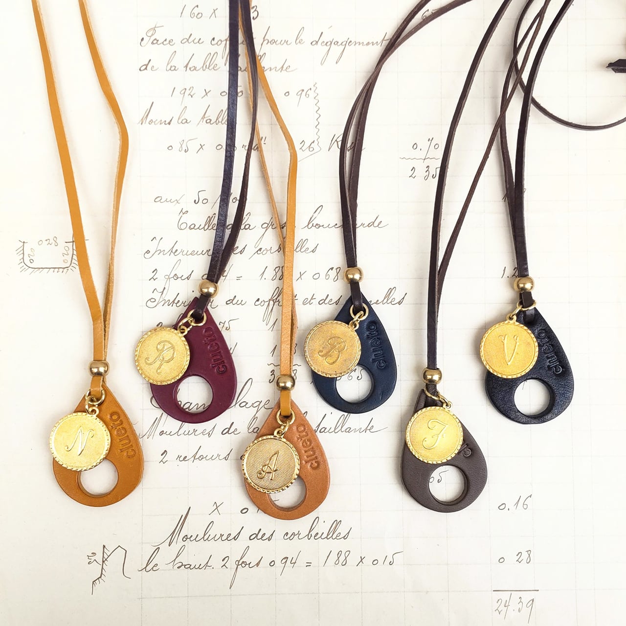 glasses holder雫（メガネホルダー、イニシャルチャーム付き）:全7色