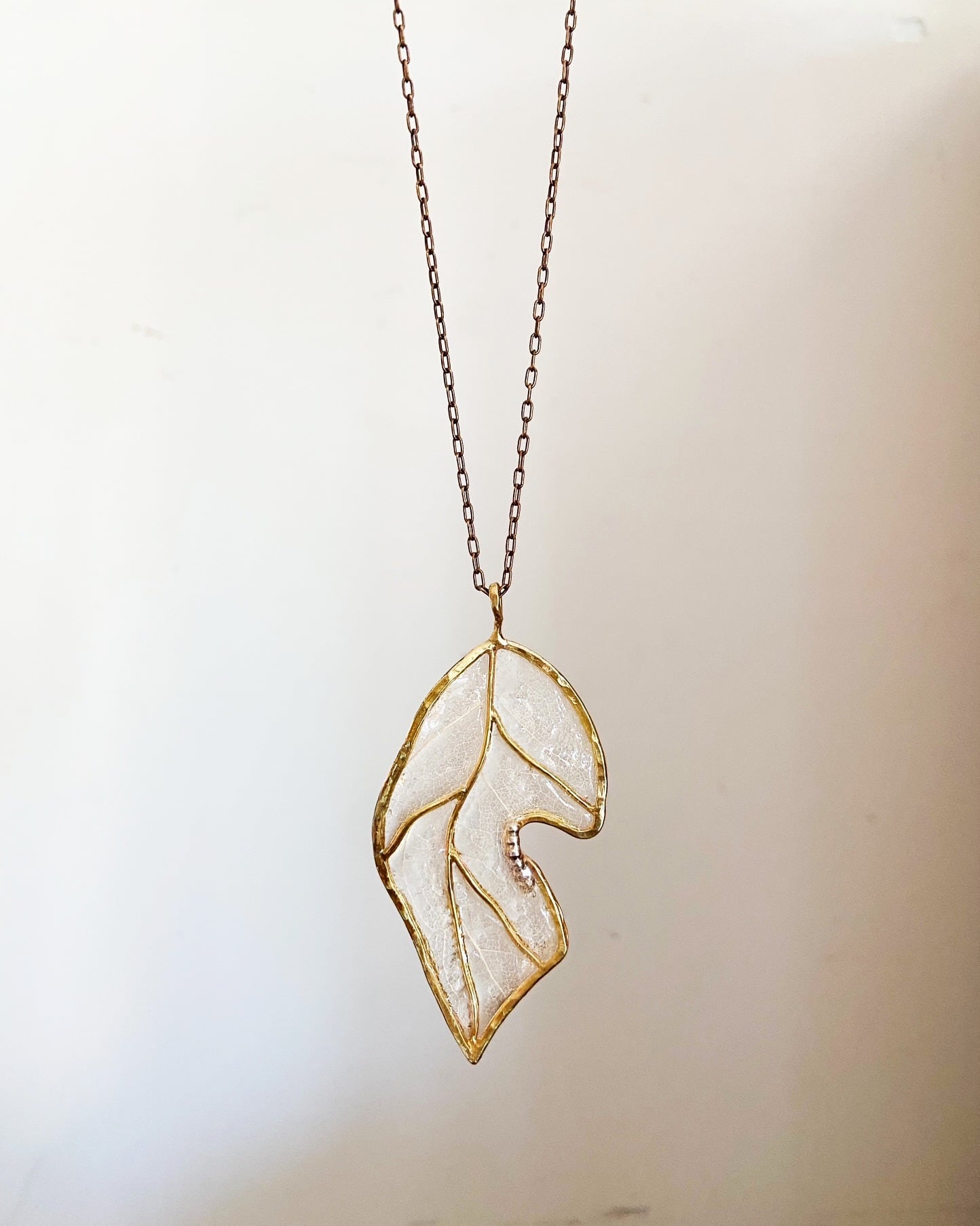 art jewelry marble 葉っぱネックレス