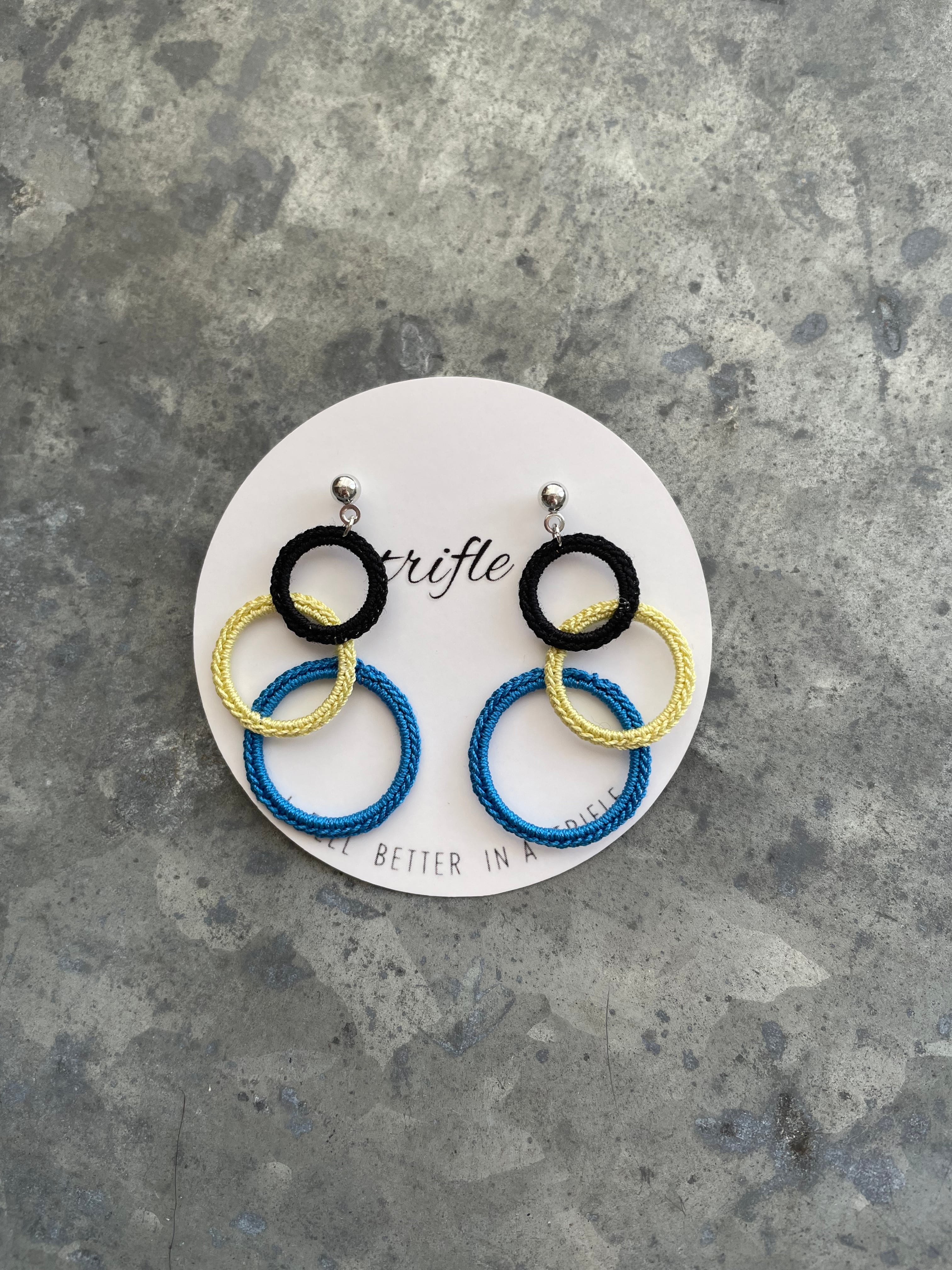 Air wawawa earring pierce black yellow blue