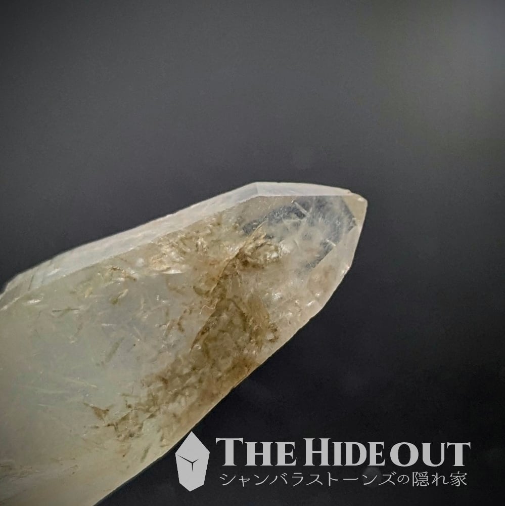 国産鉱物標本029 山梨県甲州市黒平町水晶峠産水晶 もやっと角閃石と