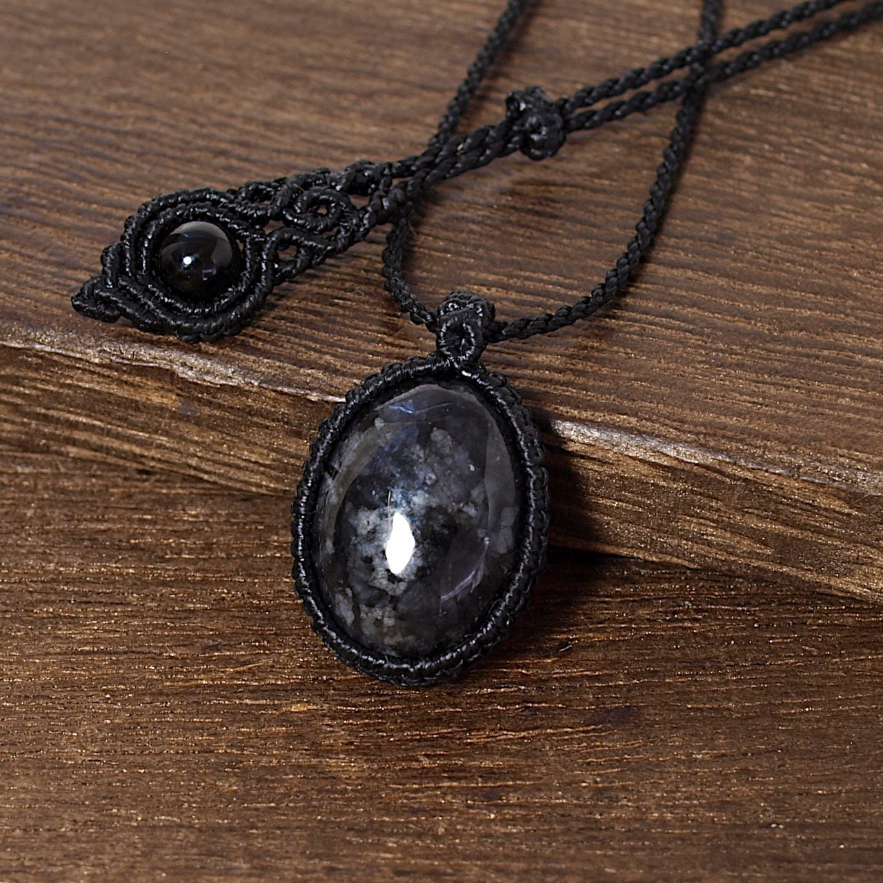 【一点物】黒翡翠のオーバルルースを包み込んだマクラメネックレスNo.3