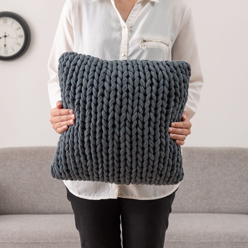 掻き編みニットのポンポンサークルクッション♡ホワイト単品