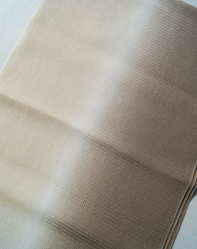 【衿秀・帯揚げ】胡桃染色×紅藤色　縦暈し　絽ちりめん帯揚げ　250314㊸