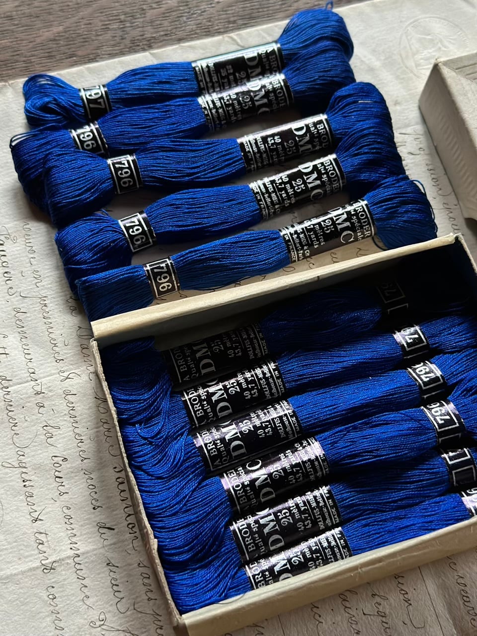 DMC 青色 糸巻き入り紙箱 | Brocante de La Cocotte （フランス