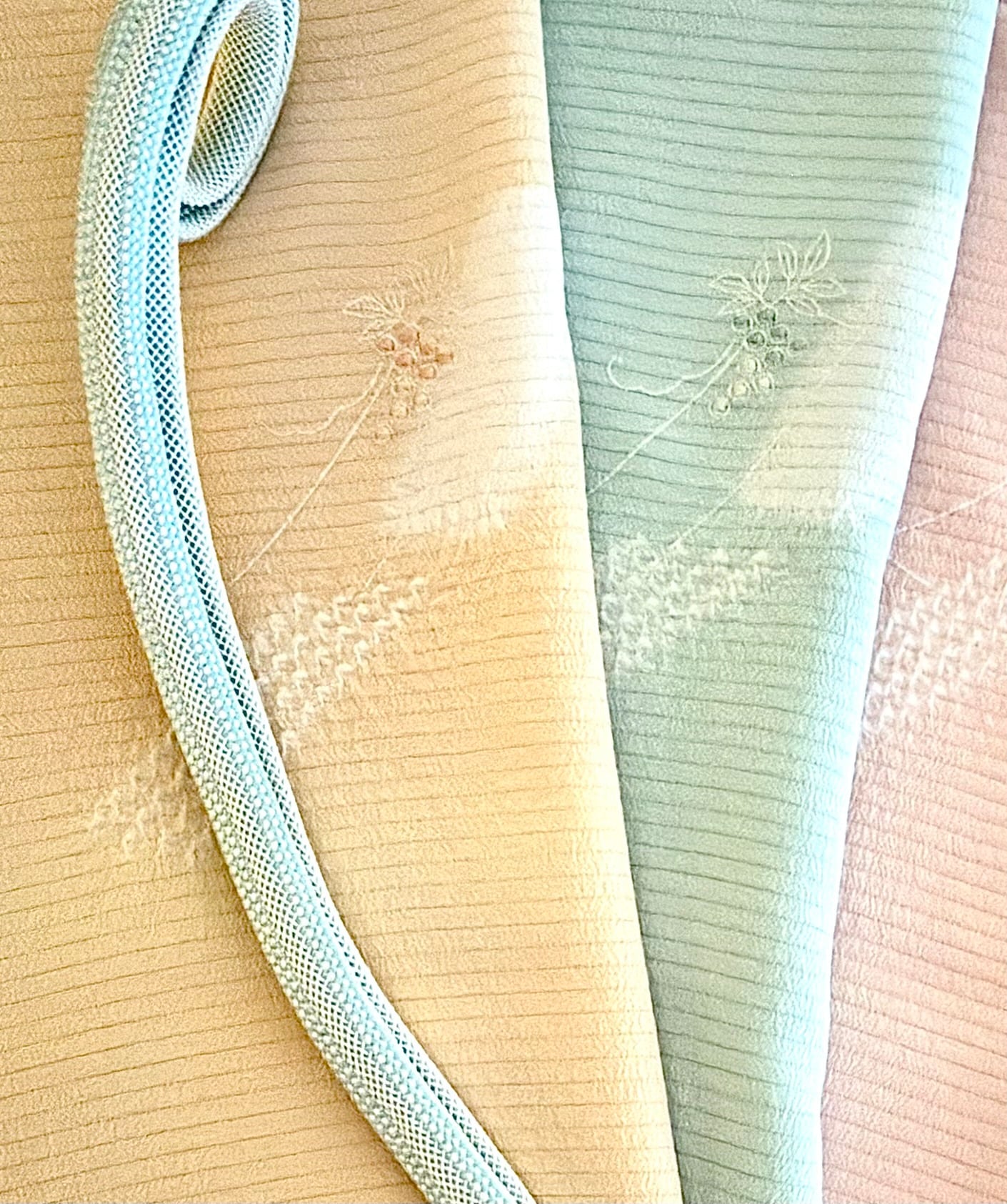 涼やかな夏の着物のお出かけに 絽素材100％ 京絞り帯あげ 葡萄柄刺繍