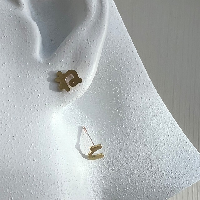 ひらがな　ねこ　ピアス　真鍮+銀ポスト