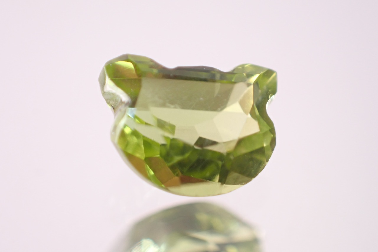 ペリドット(猫カット)　0.70ct　[D2-416]