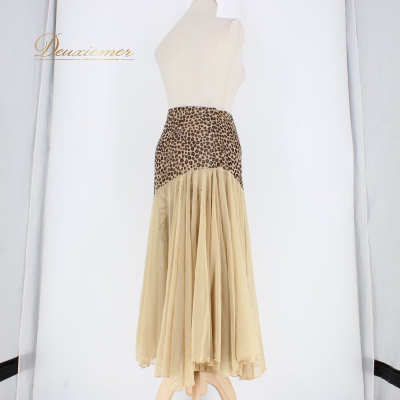 社交ダンス 衣装 スタンダード スカート レッスンウェア レディース ベージュ系 ブラウン系 レース ヒョウ柄 練習着 ステージ衣装 上品 ダンス衣装 レオパード シック エレガント 大人可愛い 舞台衣装 ポリエステル フレアスカート アシンメトリー風 きれいめ 伸縮性 ポケットなし レース風デザイン 丈長め ミドル丈 83cm前後 ゴムウエスト ウエストゴム フィット感 たっぷりフレア