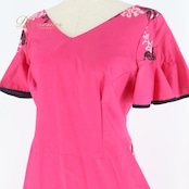 フラダンス 衣装 ワンピース ドレス ムームーファクトリー ピンク系 T&L MUUMUU FACTORY ハワイ製 シンプル プルメリア柄 かわいい 華やか 鮮やか 明るい 黒 ハワイアン アロハ ハワイアンプリント フラ ダンス レッスン 練習 おしゃれ