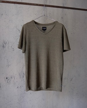 "GUESS" v-neck T-shirt