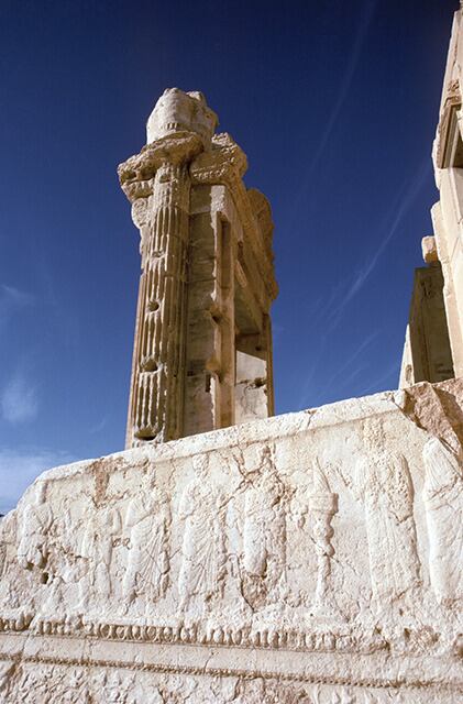 BC4000年　パルミラ　ルタゴ遺跡出土品4点　東さ7-1009① シリアのパルミラ遺跡 ベル神殿の門と浮き彫り | フォトライブラリ