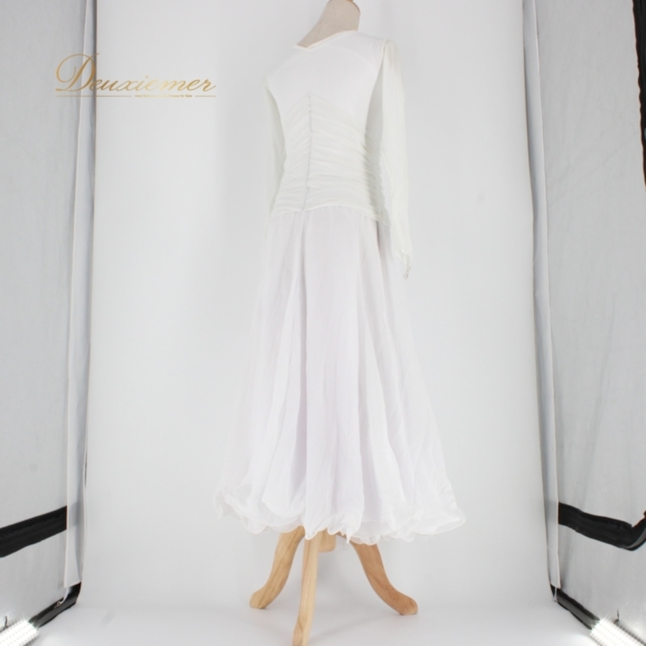 社交ダンス 衣装 スタンダード ドレス ワンピース レッスンウェア パーティドレス 白 ホワイト系 長袖 レース シンプル ステージ衣装 Vネック ダンス衣装 スカート ボリューム 大きい フェミニン かわいい ラインストーン 伸縮性 お洒落 発表会 パフォーマンス 着心地良い シンプルスタイル モダンレッスン ルームウェア ステージパフォーマンス