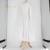 社交ダンス 衣装 スタンダード ドレス ワンピース レッスンウェア パーティドレス 白 ホワイト系 長袖 レース シンプル ステージ衣装 Vネック ダンス衣装 スカート ボリューム 大きい フェミニン かわいい ラインストーン 伸縮性 お洒落 発表会 パフォーマンス 着心地良い シンプルスタイル モダンレッスン ルームウェア ステージパフォーマンス