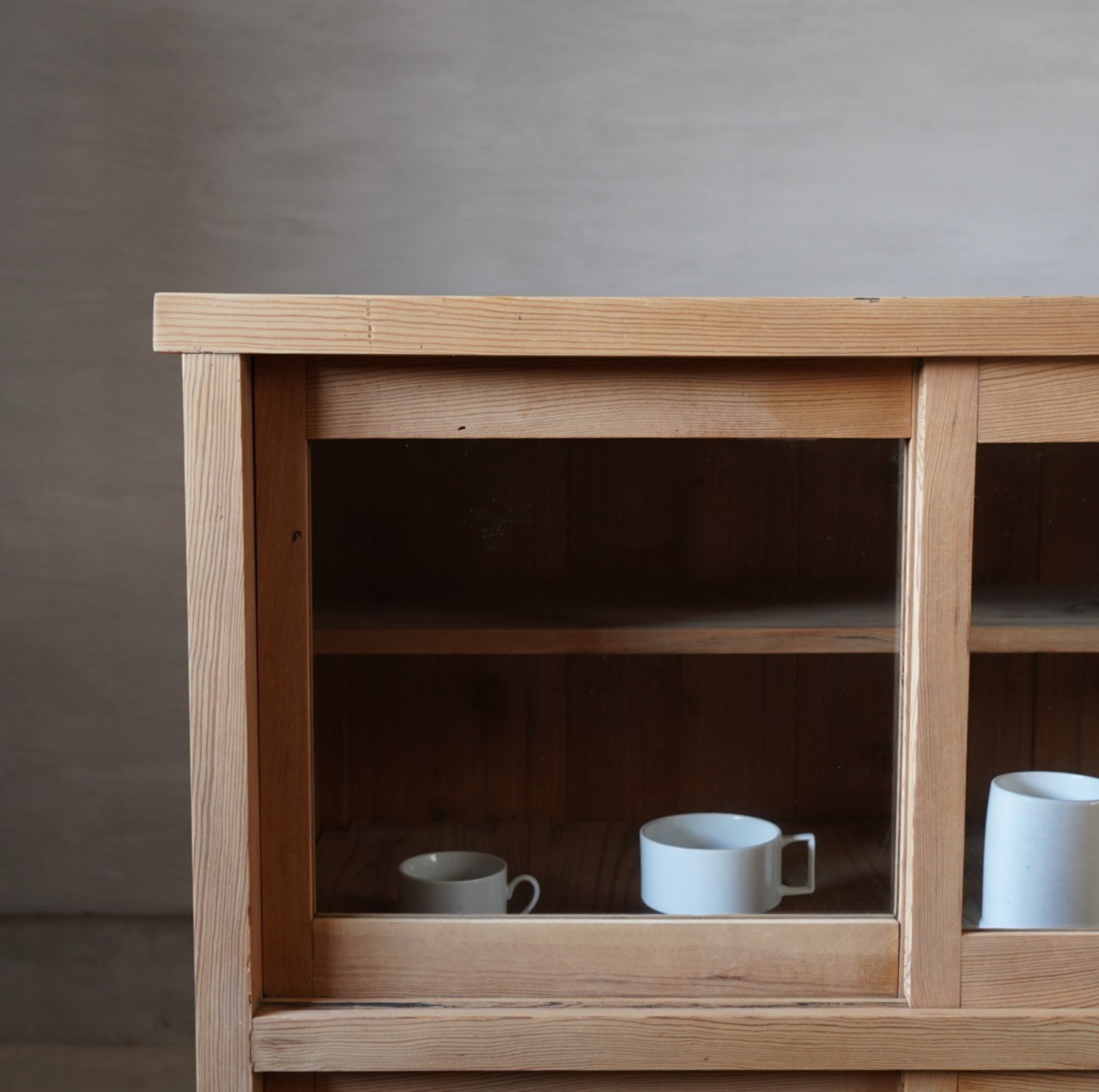 古い2段のガラス戸棚 | Fitzroy Furniture