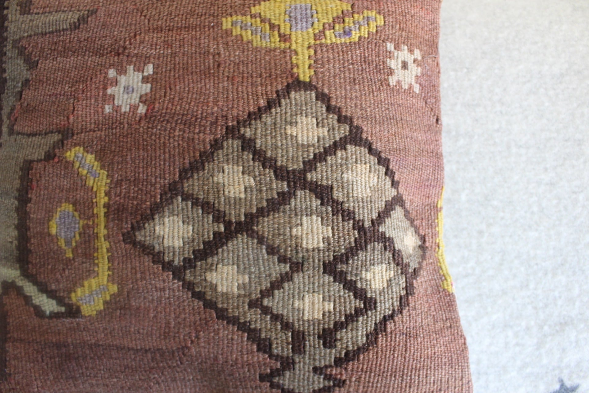 シックな茶系のオールドキリムのクッションカバー | キリム923