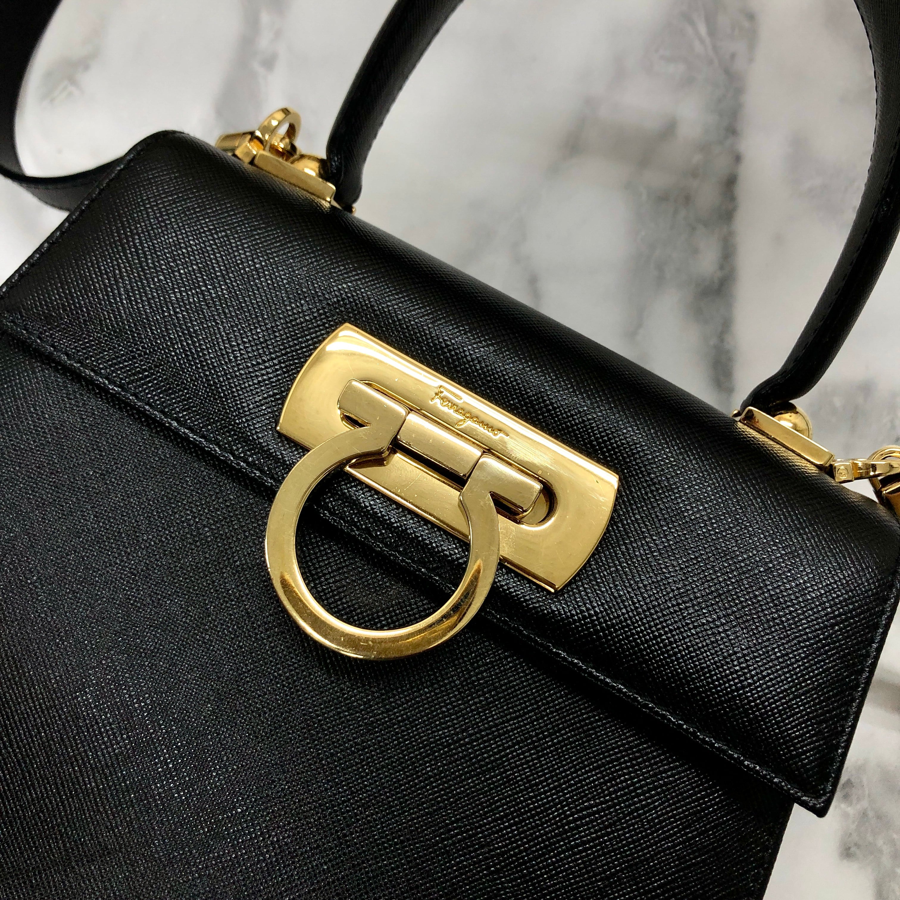 Salvatore Ferragamo フェラガモ ガンチーニ 型押しレザー 2way ミニバッグ ショルダーバッグ ブラック vintage  ヴィンテージ オールド g2kftp | VintageShop solo powered by BASE