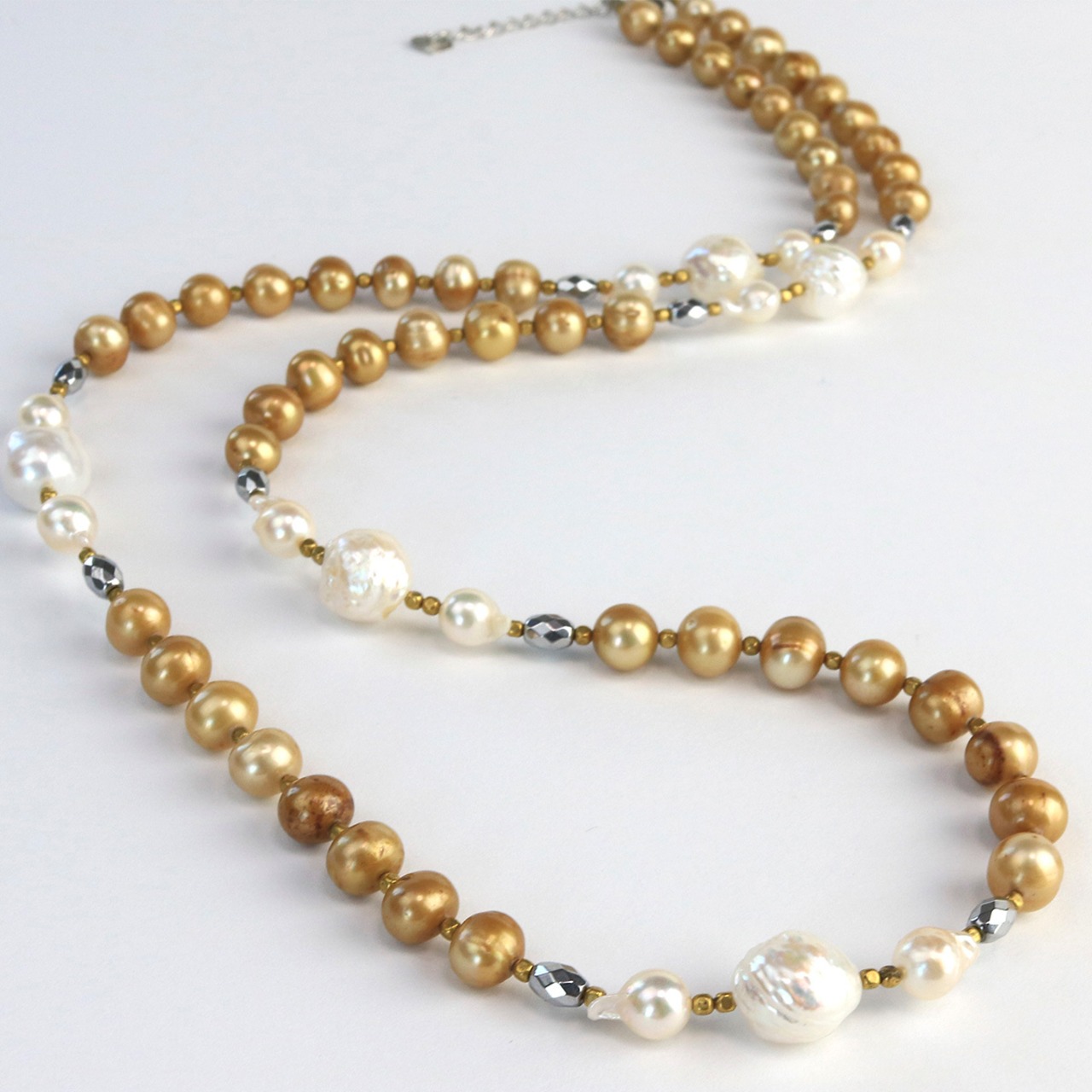 クラシックなパールを モードな気分で！ バイカラー モード ロング ネックレス 淡水パール アコヤパール ne1010