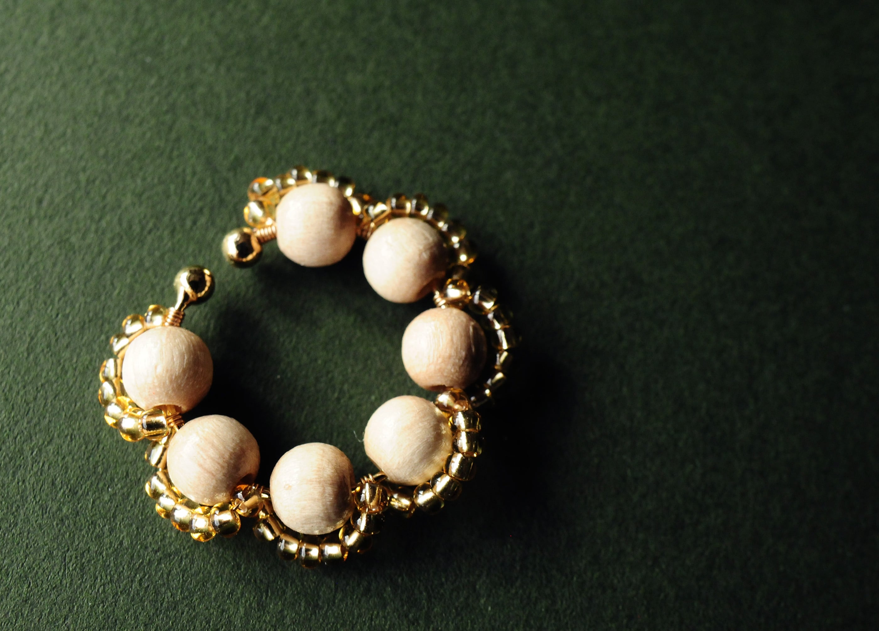 <Rollo~イロヅクビジュー~>イヤーカフ『 White Wood × Gold 』