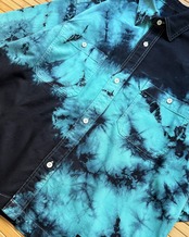 【2着限定販売 / 最短即日発送】黒染めタイダイデニムワークシャツ 水中写真