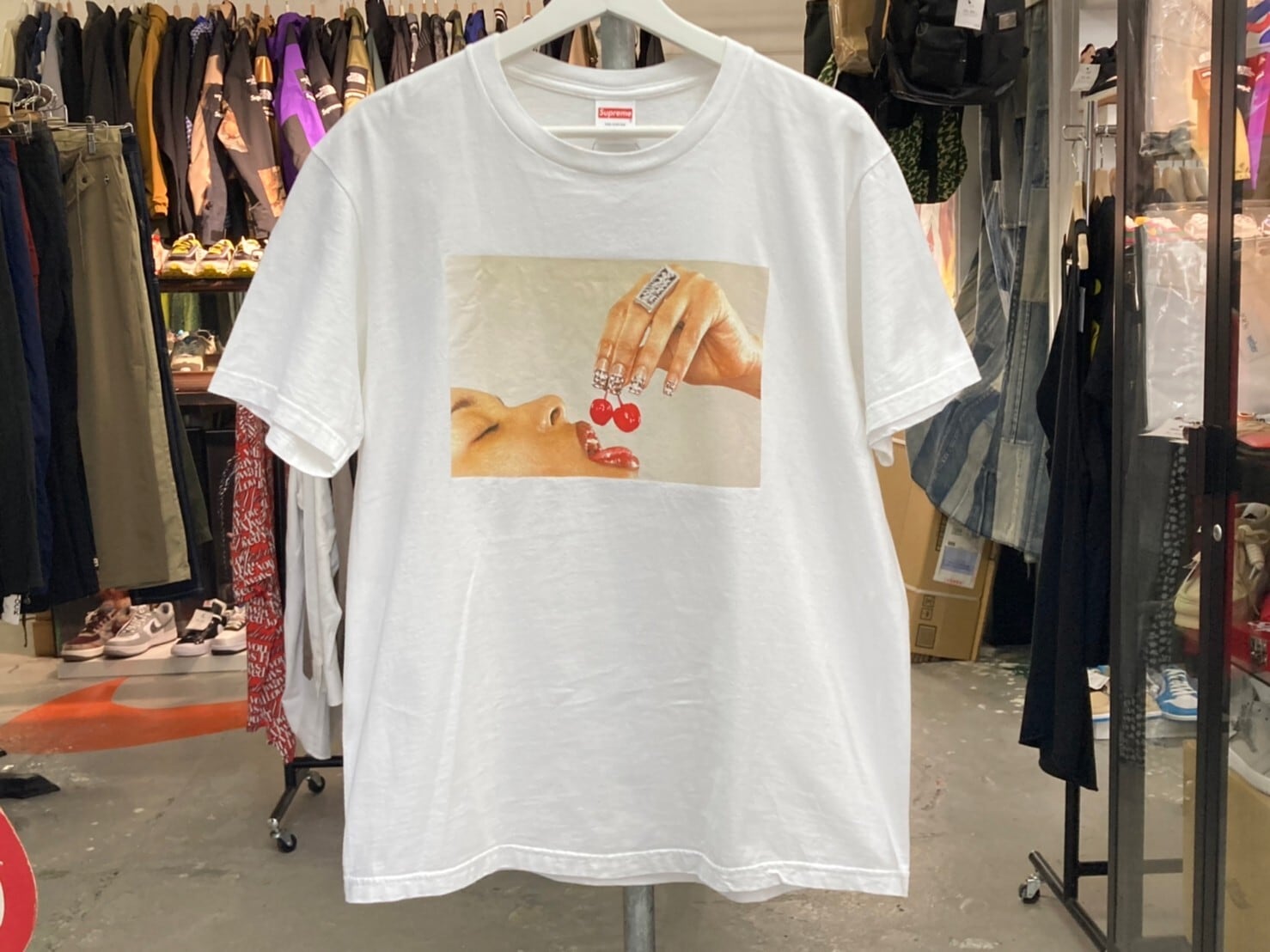 Supreme CHERRIES TEE WHITE MEDIUM 45893 | BRAND BUYERS OSAKA