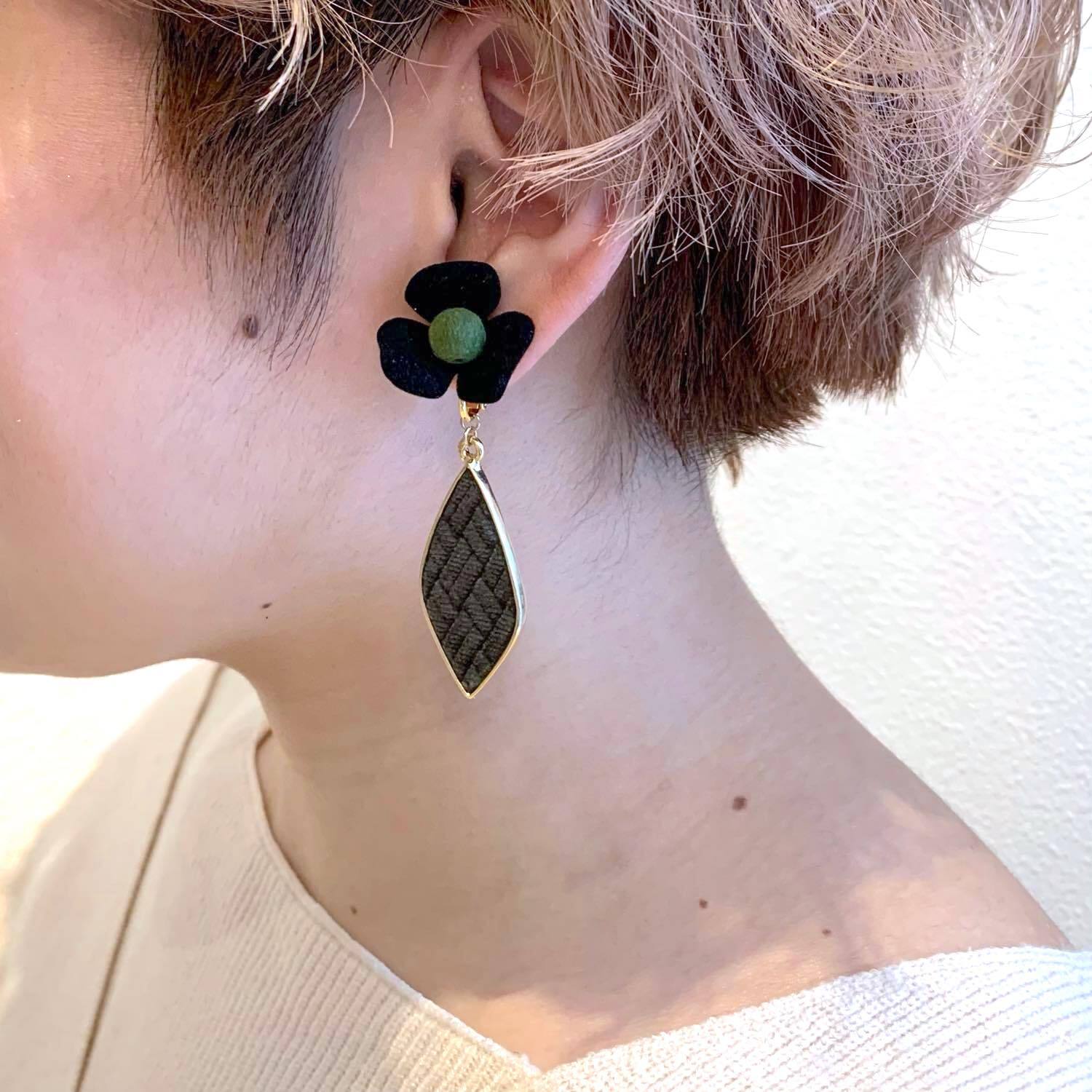 黒とカーキのフロッキーアシメな〈ピアス/イヤリング〉 | Dua