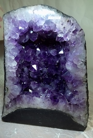 10.アメジストドーム～財運を引き寄せる絶大な効果～ 品格のある財産を築く、絶対的効果のある石・家運上昇・財運や事業の成功・良い運気を運ぶお守り石・魔除け・強力な浄化力