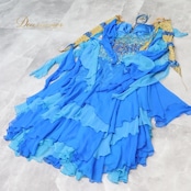 社交ダンス 衣装 スタンダードドレス ドレス スタンダード ワンピース 青 フロート レース ダンス デモ 競技 パーティ 発表会 水色 光沢 高級感 上品 ブルー系 フロートスカート おしゃれ 舞台衣装 ダンスコスチューム フェス 用衣装 光沢素材 パーティー衣装 フォーマル ドレスアップ ステージ衣装 競技用ドレス パフォーマンス用