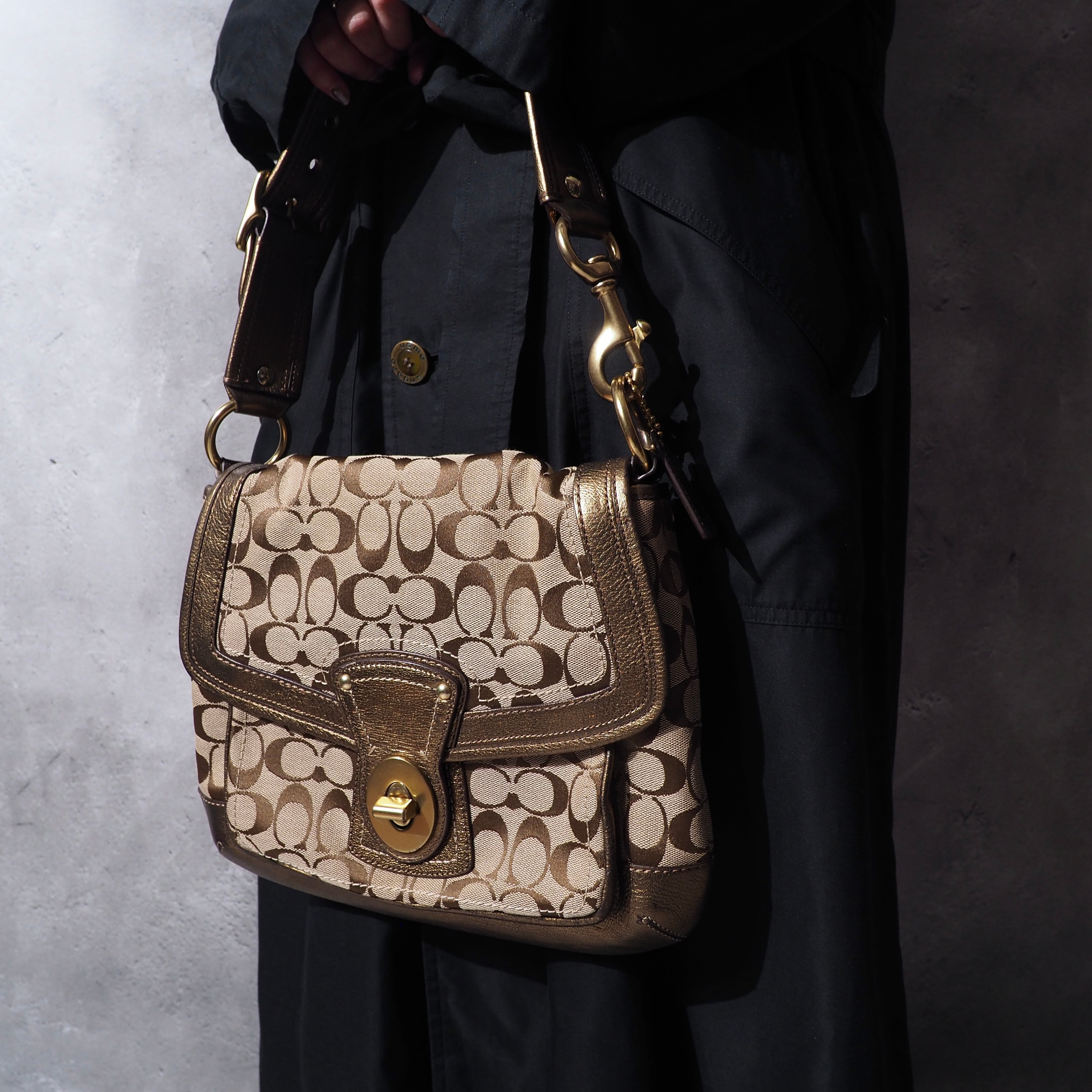 Coach ” Gold paint coating × signature textile Hand Bag | 古着屋 結々
