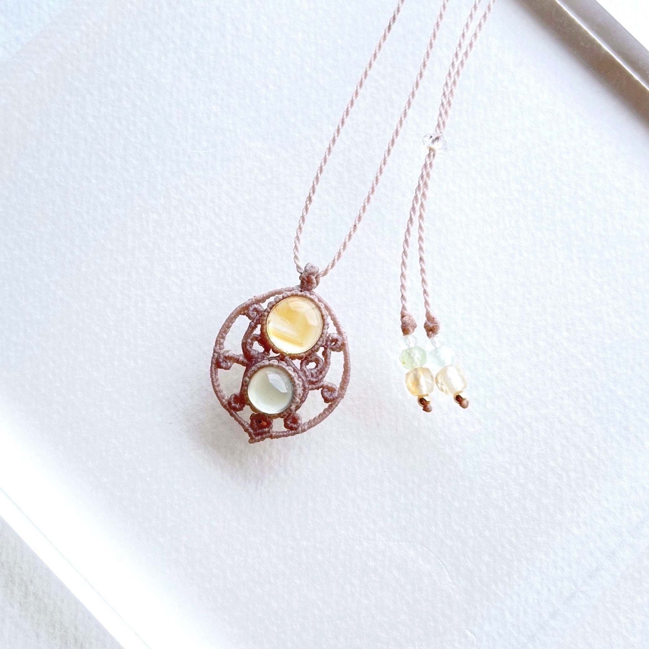 シトリンとプレナイトのマクラメ編み 天然石ネックレス | SHANTi WALA