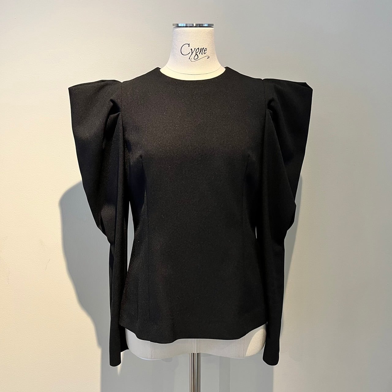 とんがりパフtops Manon ブラック | Cygne 