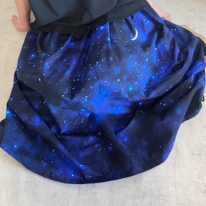 濃藍の夜空と三日月のギャザースカート