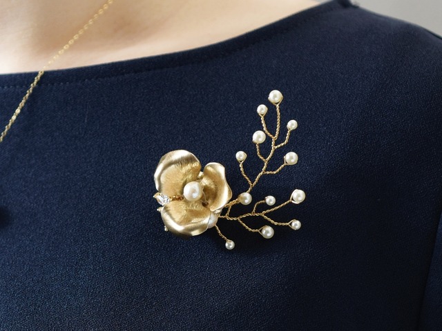 【ブローチ】選べるパール／真鍮のお花と霞草（卒園式、卒業式、入園式、入学式など）