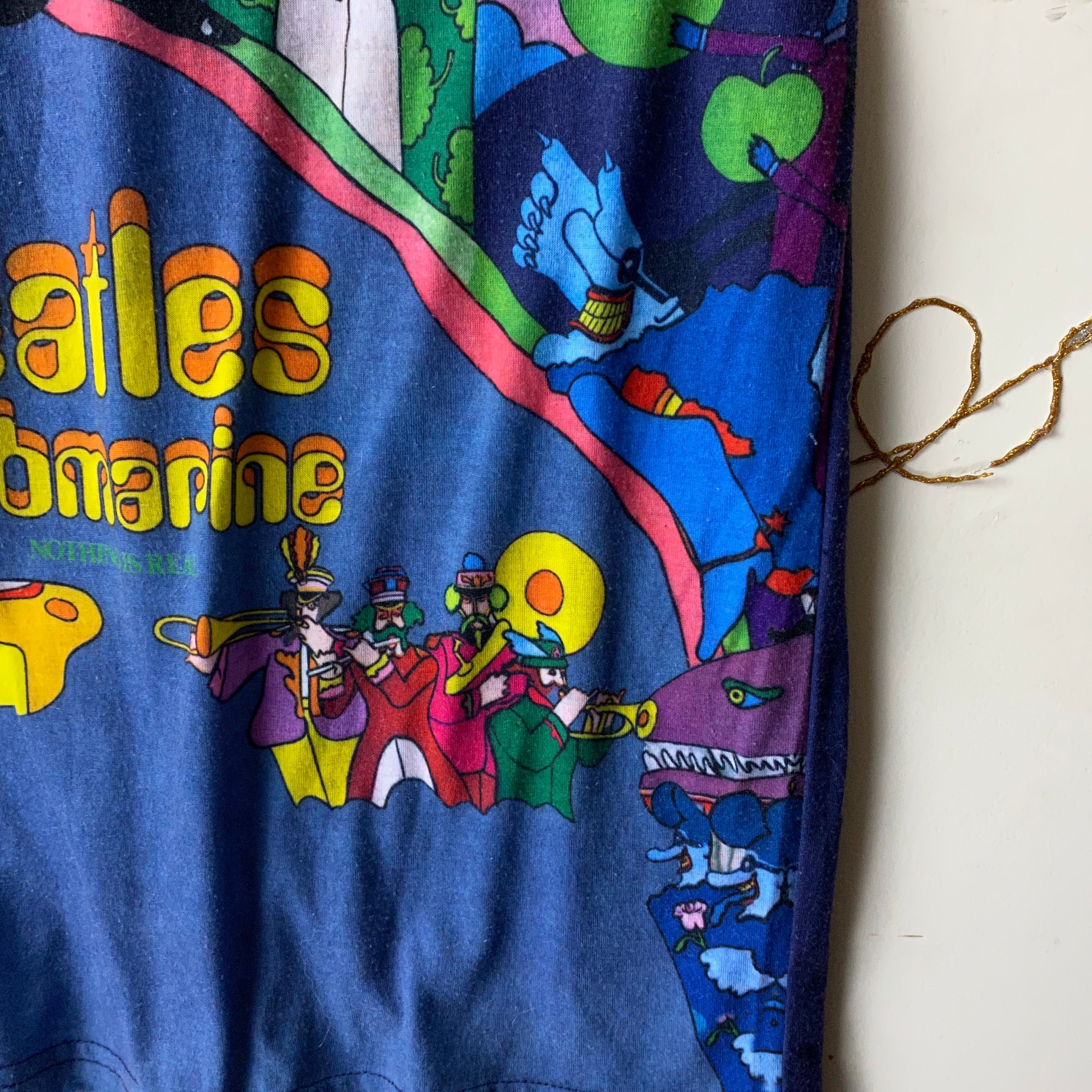 THE BEATLES large print music tee “yellow submarine” | NOIR ONLINE