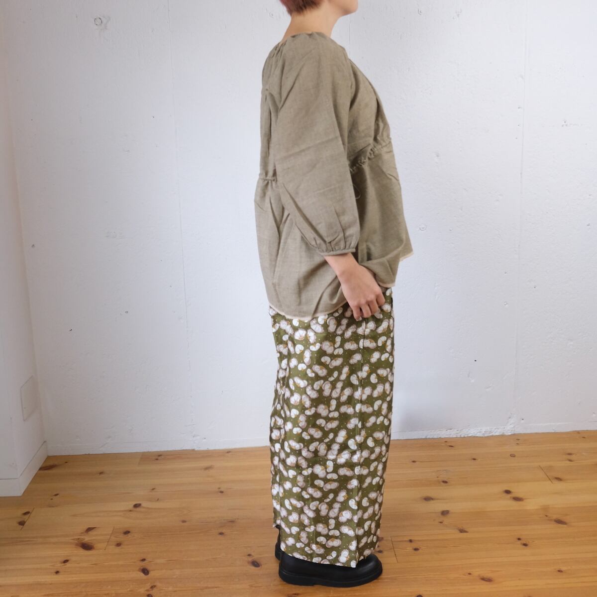 BUNON(ブノン) Embroidery Tuck Pants シルク 花柄プリント+刺繍